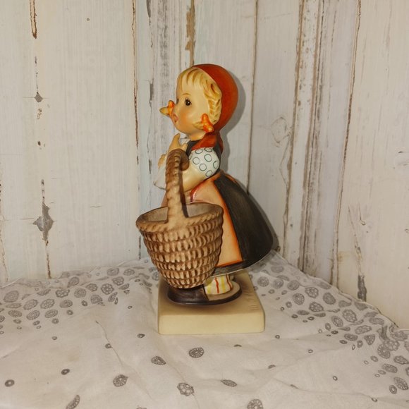 Vintage M.J. Hummel "Meditation" Figurine - Picture 4 of 6